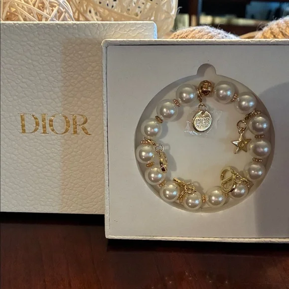 Dior Gold and White Pearl Bracelet - Picture 4 of 4